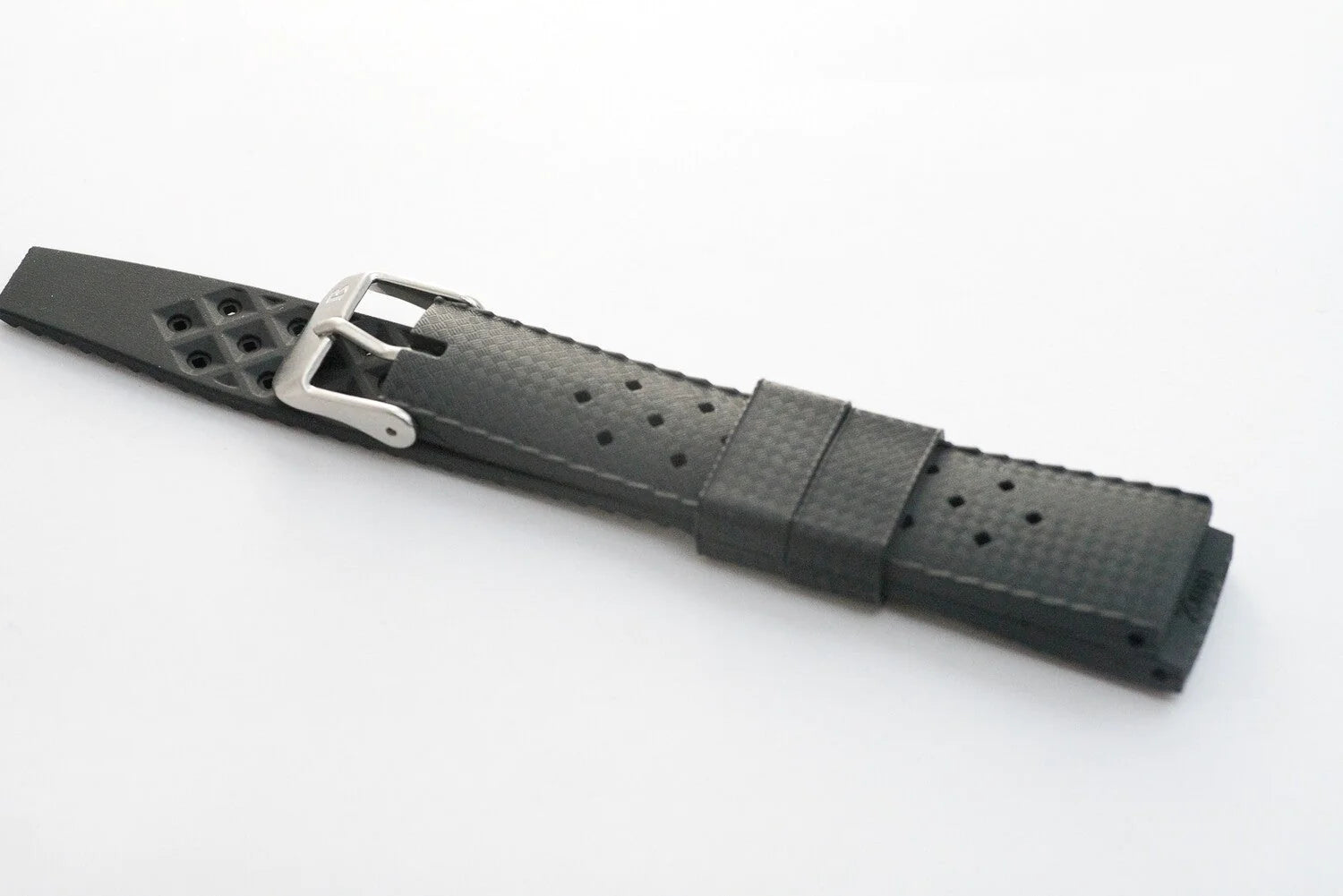 The Evolution of Modern Diver Watch Straps: A Shift from Silicone to Vulcanized Rubber